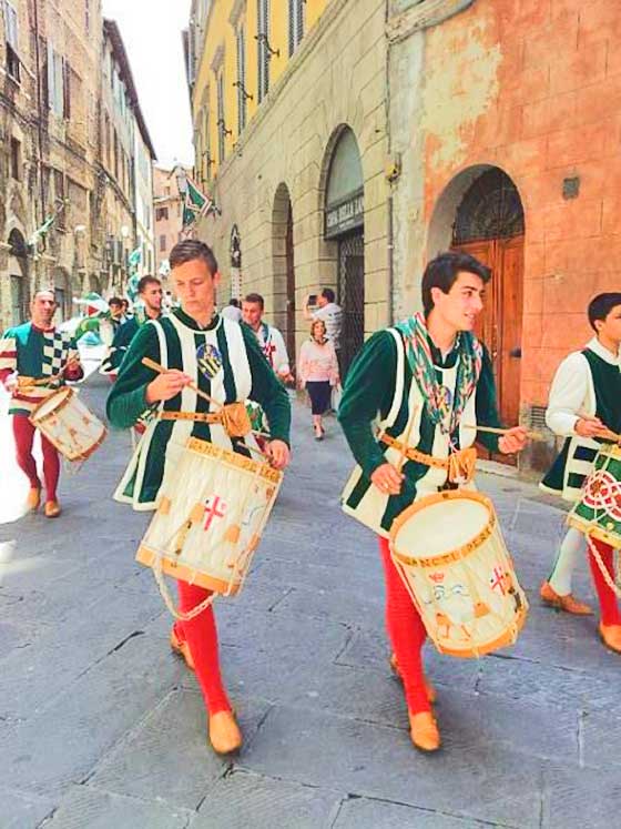 Historic parades in antique dress makes its way through the streets of Siena :: Bike Florence & Tuscany